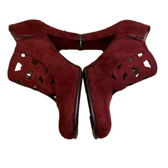 Aerosoles Heelrest Faux Suede Cut Out Bootie Heels Size 8 NWOT - Picture 5 of 9
